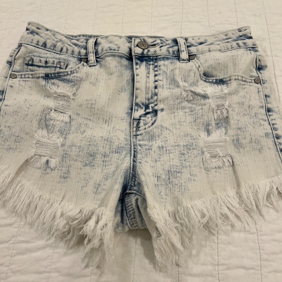 Altar'd State Denim Cloud Wash Distressed Frayed Hem Shorts--Size 28 - Picture 3 of 14
